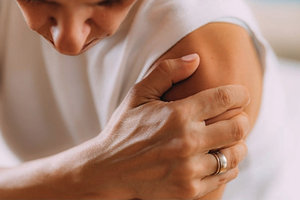 frozen shoulder - Copyright – Stock Photo / Register Mark